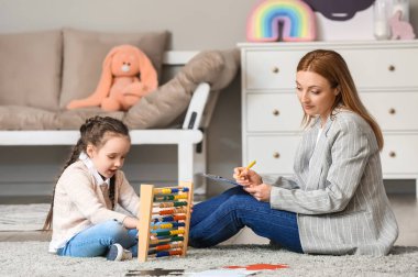 Ofiste otistik bozukluktan muzdarip bir kızla çalışan kadın psikolog.