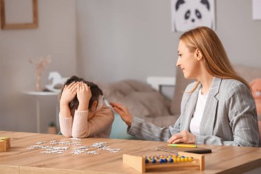 Çocuk psikologunda otistik bozukluğu olan stresli küçük bir kız.