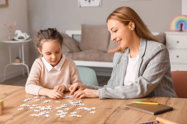 Ofiste otistik bozukluktan muzdarip bir kızla çalışan kadın psikolog.
