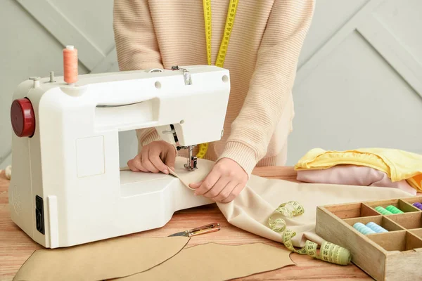 Frau Näht Kleidung Auf Tisch — Stockfoto