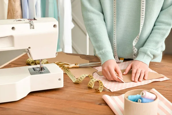 Young Woman Working Sewing Pattern Studio — Stock Photo, Image