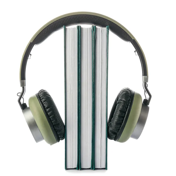 Auriculares Modernos Con Libros Sobre Fondo Blanco — Foto de Stock