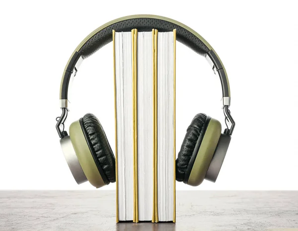 Auriculares Modernos Con Libros Sobre Mesa Sobre Fondo Blanco — Foto de Stock