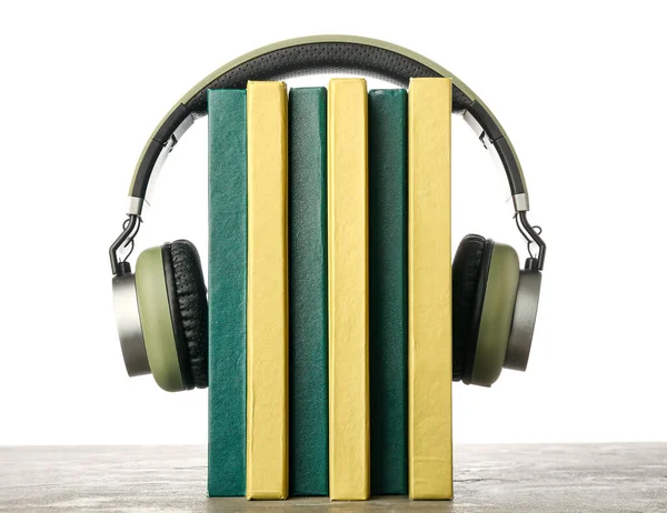 Headphones Modernos Com Livros Mesa Contra Fundo Branco — Fotografia de Stock