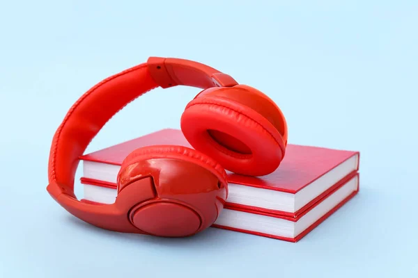 Headphones Modernos Com Livros Sobre Fundo Cor — Fotografia de Stock