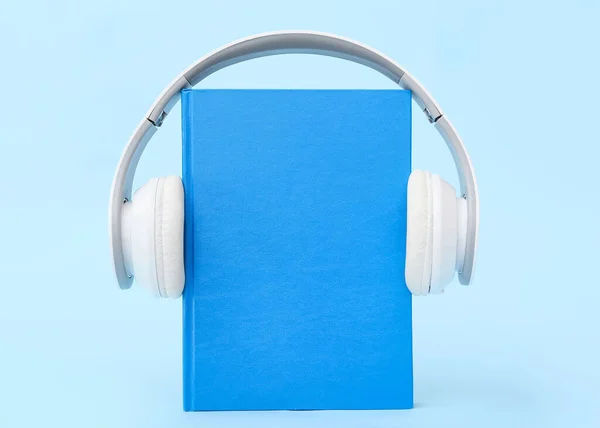 Modern Headphones Book Color Background — Stock Photo, Image