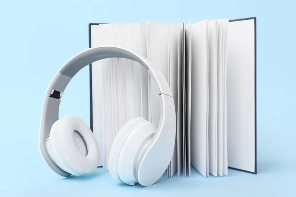 Moderne Kopfhörer Mit Buch Auf Farbigem Hintergrund — Stockfoto