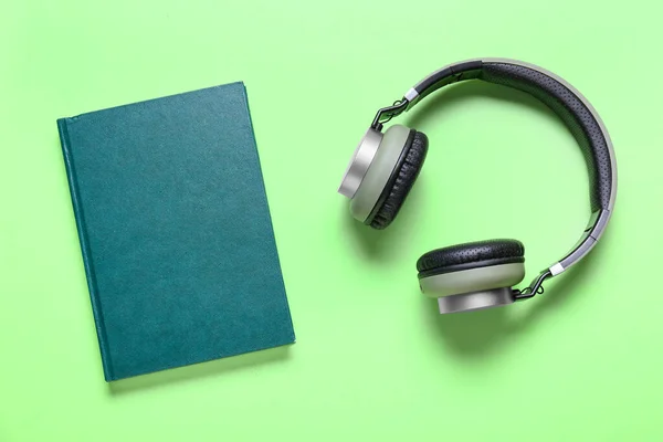 Moderne Kopfhörer Mit Buch Auf Farbigem Hintergrund — Stockfoto