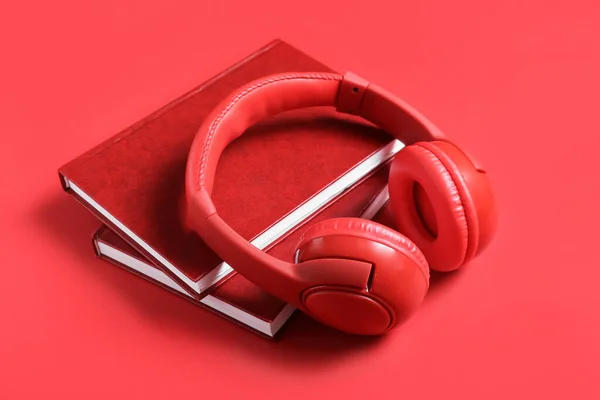 Moderne Kopfhörer Mit Büchern Auf Farbigem Hintergrund — Stockfoto