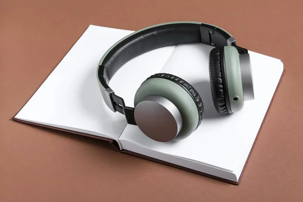 Modern Headphones Book Color Background — Stock Photo, Image