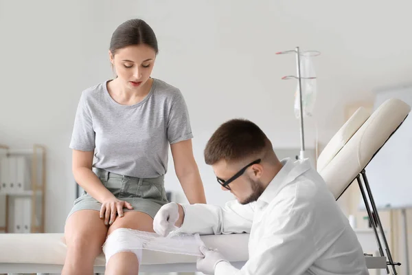 Doctor Applying Bandage Knee Young Woman Clinic — Stock Photo, Image