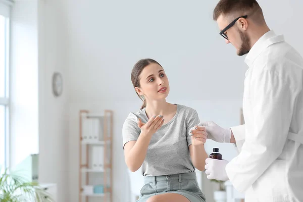 Médico Desinfetando Mão Mulher Jovem Clínica — Fotografia de Stock