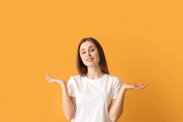 Jonge Vrouw Met Gips Haar Gezicht Kleur Achtergrond — Stockfoto