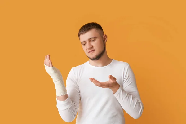 Young Man Bandaged Hand Color Background — Stock Photo, Image