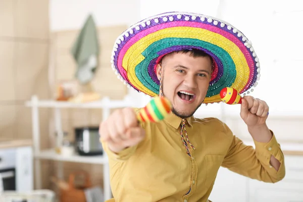 Jovem Mexicano Chapéu Sombrero Com Maracas Casa — Fotografia de Stock