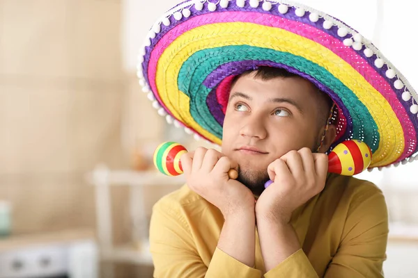 Jeune Homme Mexicain Réfléchi Chapeau Sombrero Avec Des Maracas Maison — Photo
