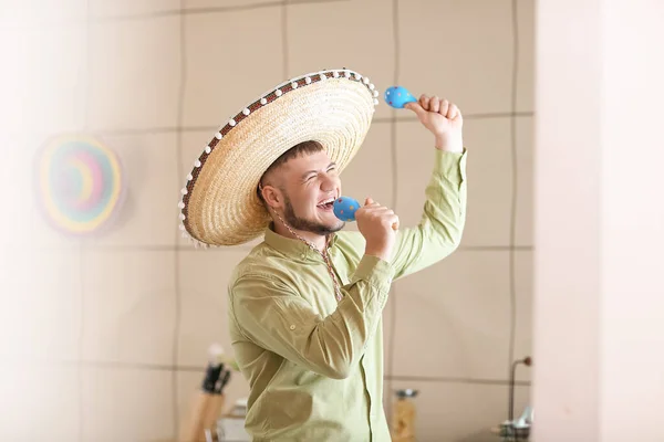 Ευτυχισμένος Νεαρός Μεξικάνος Καπέλο Σομπρέρο Και Μαράκες Στο Σπίτι — Φωτογραφία Αρχείου
