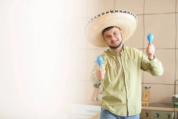 Jovem Mexicano Feliz Chapéu Sombrero Com Maracas Casa — Fotografia de Stock