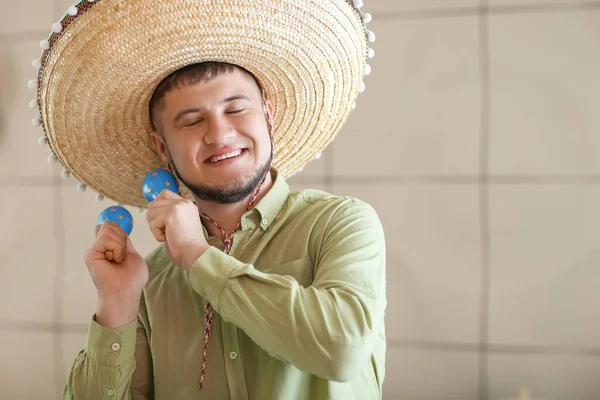 Νεαρός Μεξικάνος Καπέλο Σομπρέρο Και Μαράκες Στο Σπίτι — Φωτογραφία Αρχείου