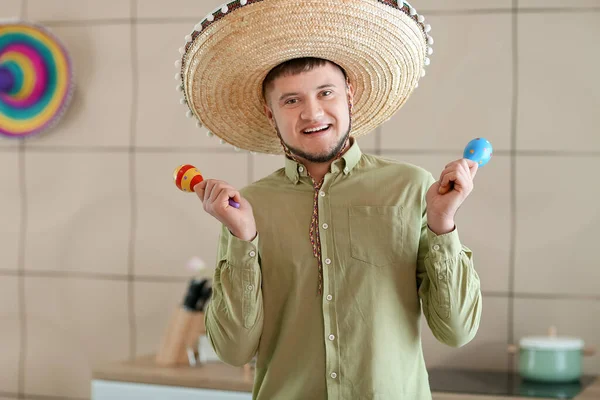 年轻的墨西哥男子戴着Sombrero帽 带着马来人在家里 — 图库照片