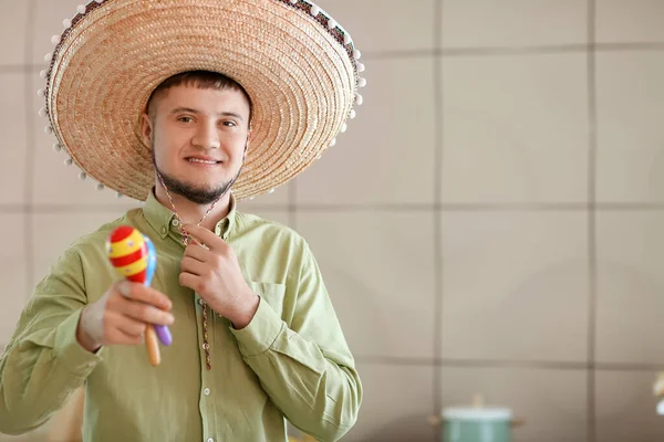 Молодой Мексиканец Шляпе Сомбреро Маракасами Дома — стоковое фото