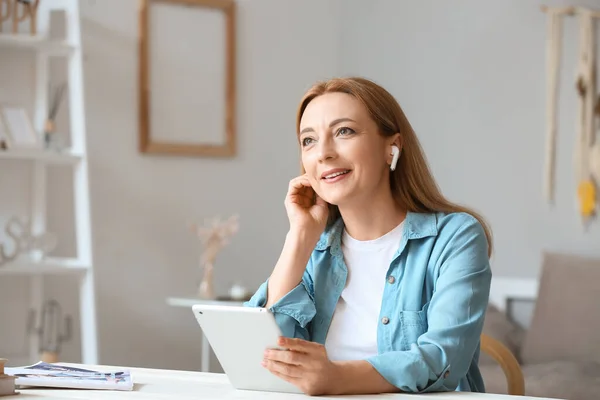 Mature Woman Tablet Computer Listening Audiobook Home — Stock Photo, Image