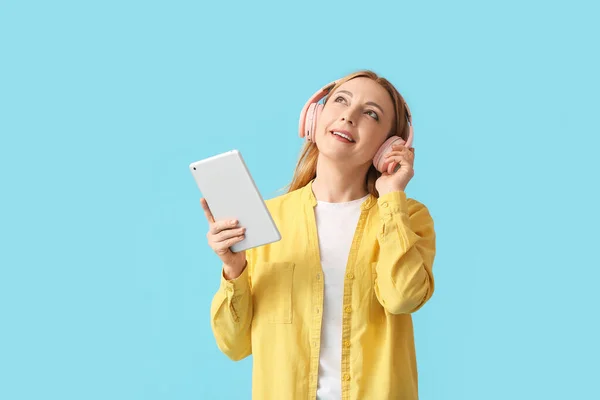 Ώριμη Γυναίκα Tablet Υπολογιστή Ακούγοντας Audiobook Στο Φόντο Χρώμα — Φωτογραφία Αρχείου