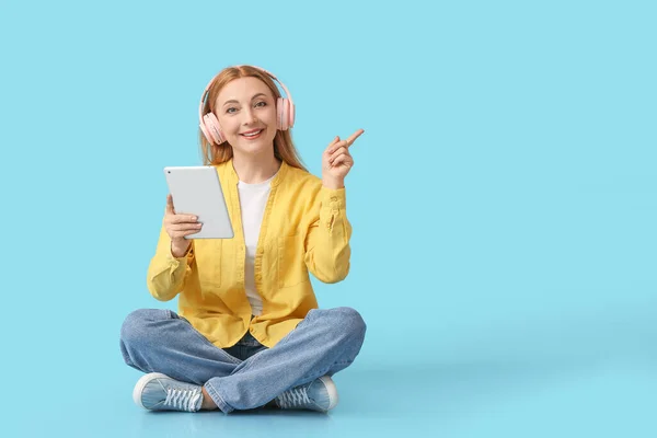 Mujer Madura Con Tableta Apuntando Algo Fondo Color — Foto de Stock