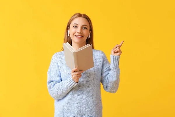 Mulher Madura Com Livro Apontando Para Algo Fundo Cor — Fotografia de Stock