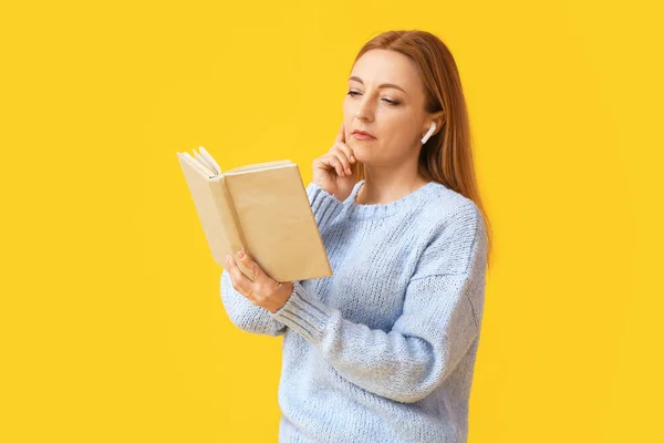 Volwassen Vrouw Met Oortjes Lezen Boek Kleur Achtergrond — Stockfoto