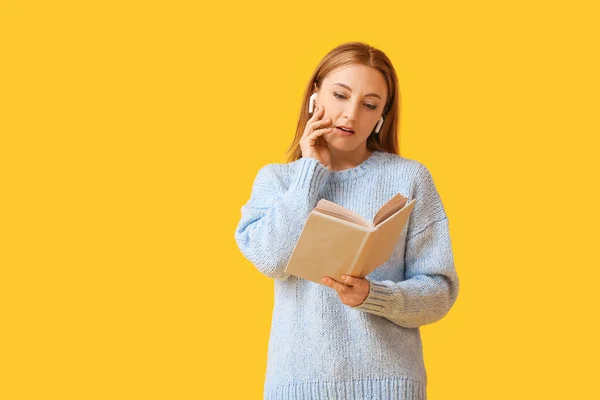 Mature Woman Earphones Reading Book Color Background — Stock Photo, Image