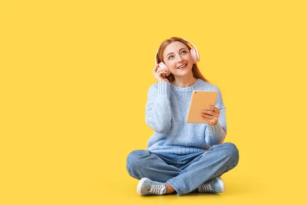 Mujer Madura Con Tablet Escuchando Audiolibro Sobre Fondo Color —  Fotos de Stock