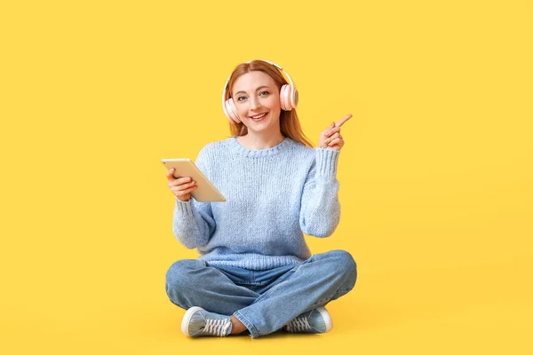 Volwassen Vrouw Met Tablet Computer Wijzend Iets Kleur Achtergrond — Stockfoto