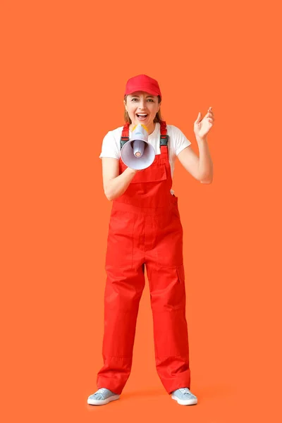 Kvinnlig Arbetare Skriker Megafon Färg Bakgrund — Stockfoto