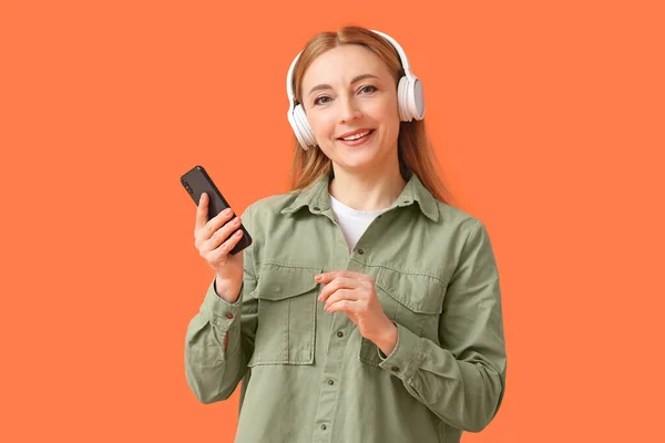 Ώριμη Γυναίκα Κινητό Τηλέφωνο Ακούγοντας Audiobook Στο Φόντο Χρώμα — Φωτογραφία Αρχείου