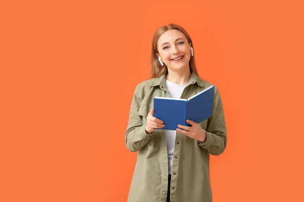 Volwassen Vrouw Met Oortjes Lezen Boek Kleur Achtergrond — Stockfoto