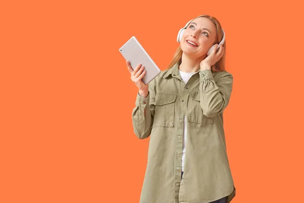 Ώριμη Γυναίκα Tablet Υπολογιστή Ακούγοντας Audiobook Στο Φόντο Χρώμα — Φωτογραφία Αρχείου
