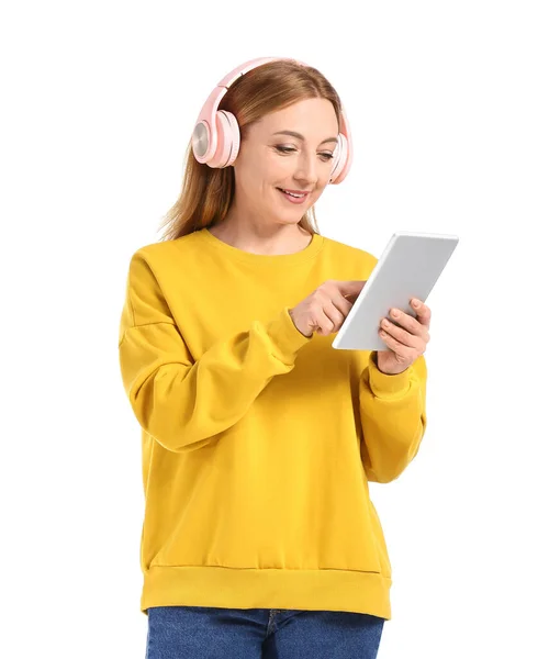 Femme Mûre Avec Tablette Écoutant Livre Audio Sur Fond Blanc — Photo