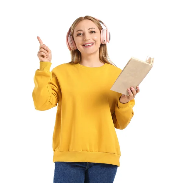 Volwassen Vrouw Met Koptelefoon Lezen Boek Witte Achtergrond — Stockfoto