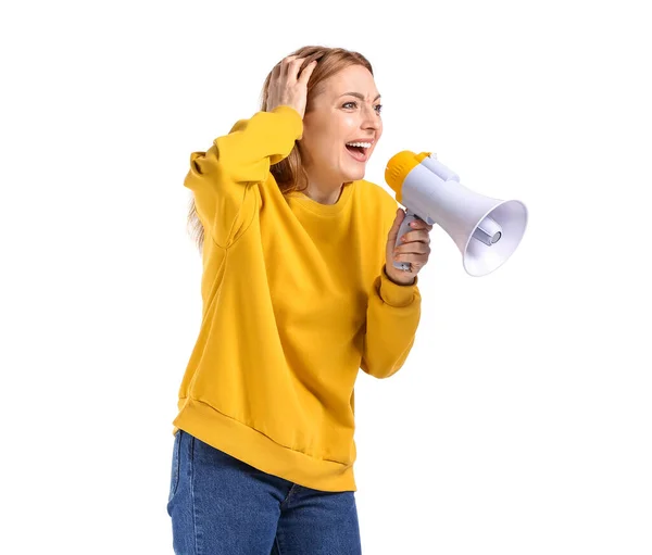 Stresli Olgun Bir Kadın Beyaz Arka Planda Megafona Bağırıyor — Stok fotoğraf