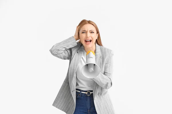 Wściekła Dojrzała Kobieta Krzyczy Megafonu Białym Tle — Zdjęcie stockowe