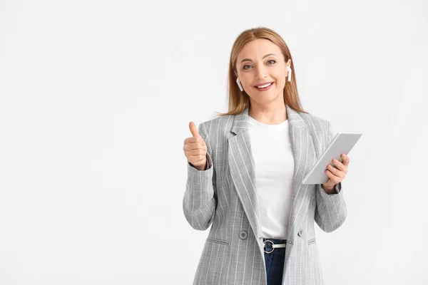 Mature Woman Tablet Computer Showing Thumb White Background — Stock Photo, Image