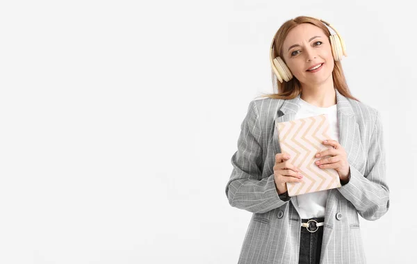 Mulher Madura Com Fones Ouvido Leitura Livro Sobre Fundo Branco — Fotografia de Stock