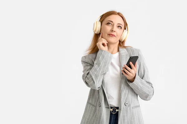 Προσεκτική Ώριμη Γυναίκα Κινητό Τηλέφωνο Ακούγοντας Audiobook Λευκό Φόντο — Φωτογραφία Αρχείου