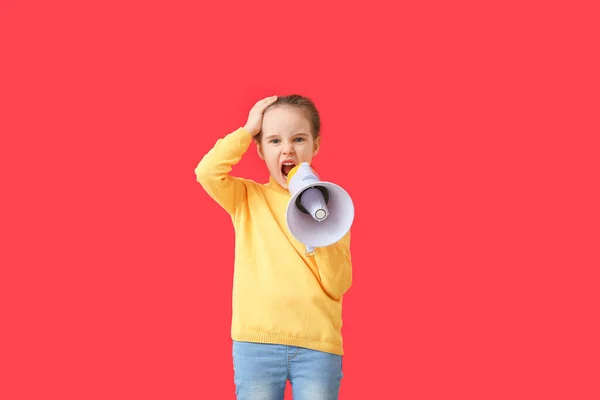 Petite Fille Colère Criant Mégaphone Sur Fond Couleur — Photo