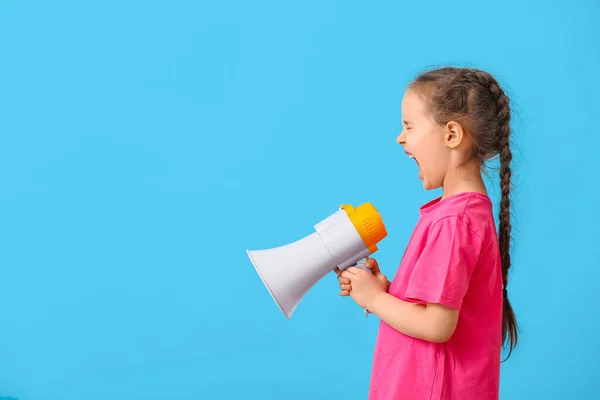 Petite Fille Criant Mégaphone Sur Fond Couleur — Photo