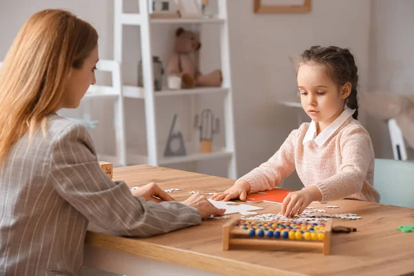 Menina Com Transtorno Autista Montar Quebra Cabeça Escritório Psicólogo Infantil — Fotografia de Stock