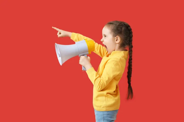 Menina Gritando Megafone Fundo Cor — Fotografia de Stock