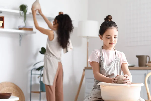 Menina Com Sua Mãe Fazendo Pote Cerâmica Casa — Fotografia de Stock