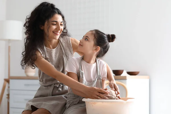 小女孩和她妈妈在家里做瓷壶 — 图库照片